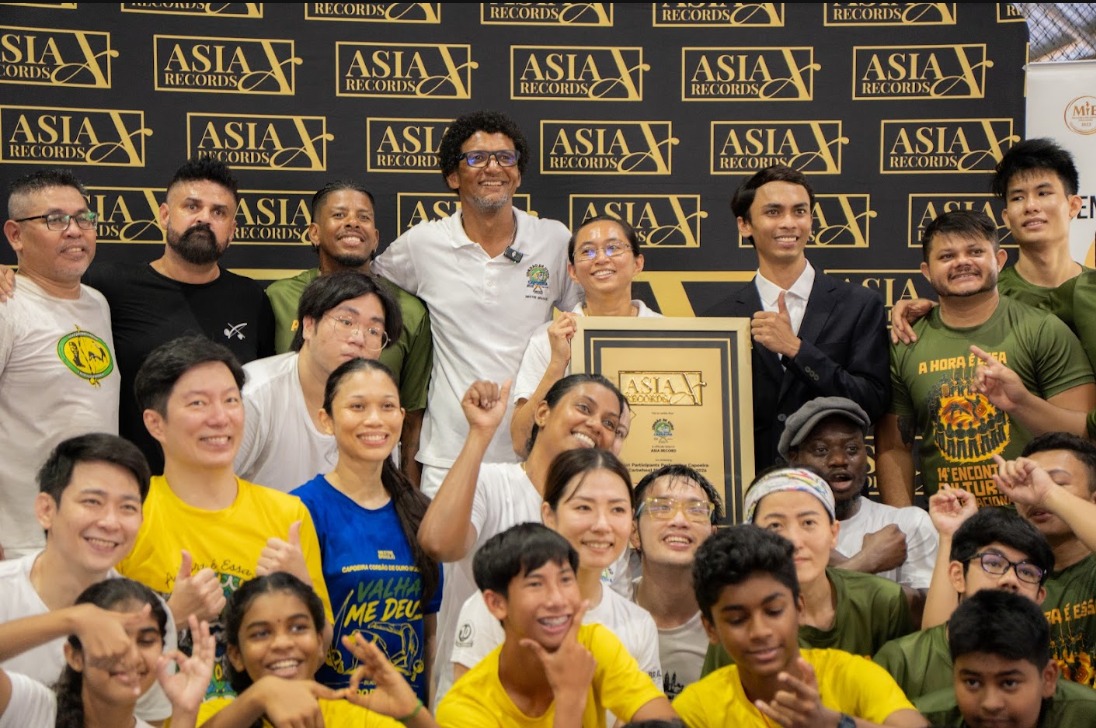 Capoeira practitioners celebrating with the Asia Record certificate at the Capoeira Cordão de Ouro Malaysia recognition ceremony.